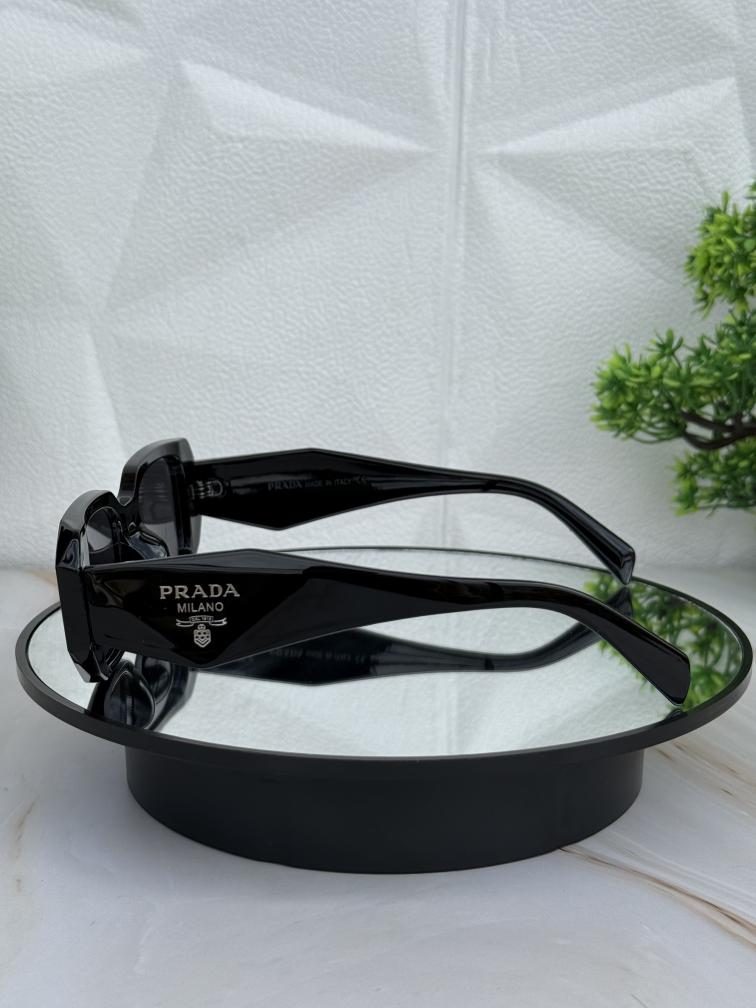 🕶️ Lentes Prada Bold Geométricos – Fuerza y Estilo en un Solo Accesorio