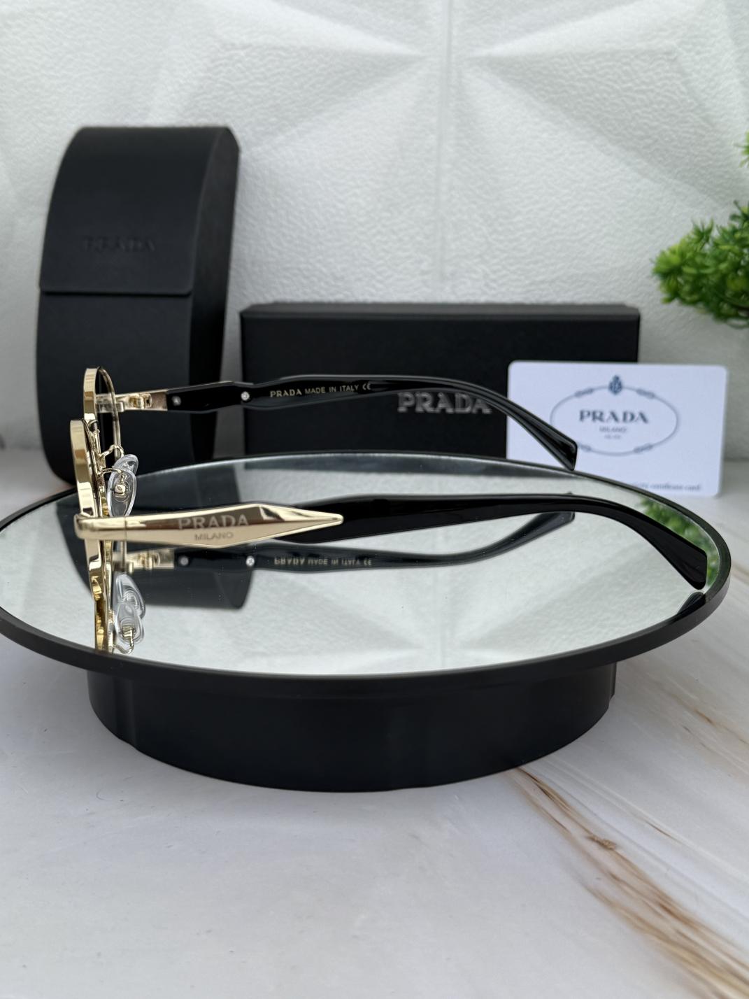🕶️ Lentes Prada Ovalados – Lujo, Estilo y Protección Total