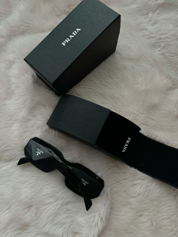 🕶️ Lentes Prada Bold Geométricos – Fuerza y Estilo en un Solo Accesorio